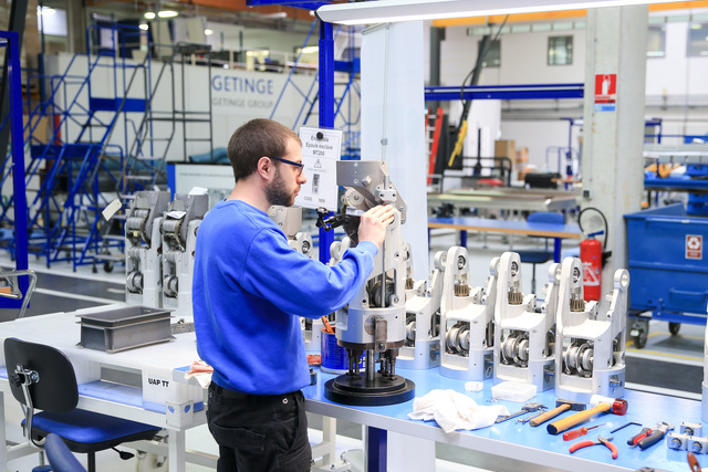 Operator mounting a manipulator