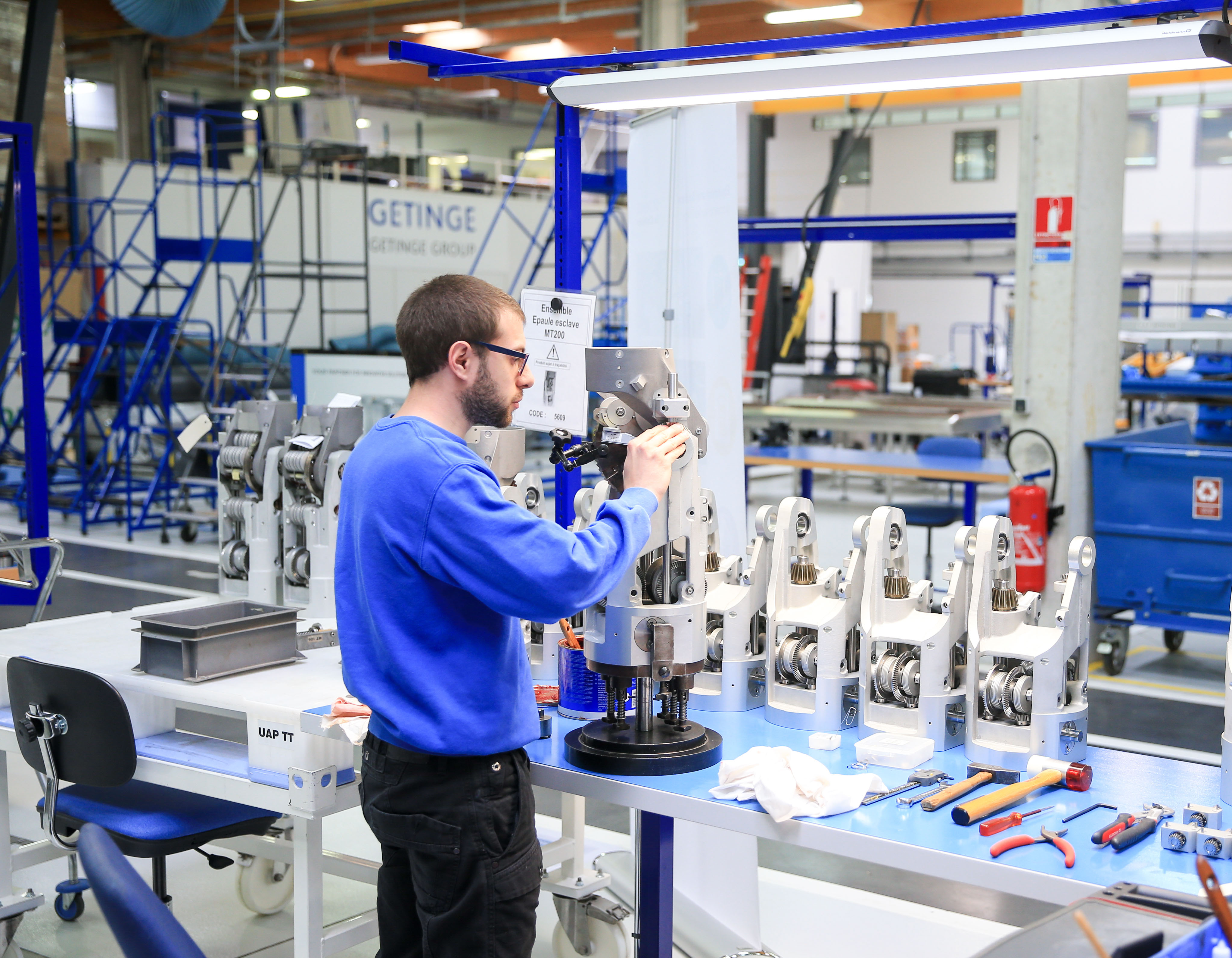 Operator mounting a manipulator Operator mounting a manipulator